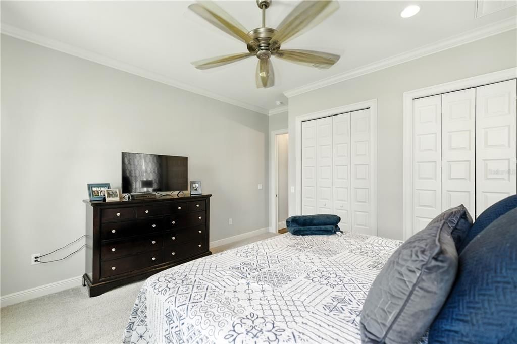 Activo con contrato: $899,900 (4 camas, 3 baños, 3716 Pies cuadrados)