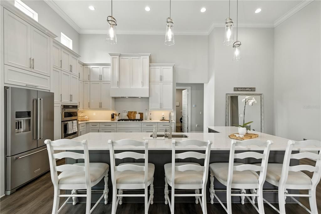 Activo con contrato: $899,900 (4 camas, 3 baños, 3716 Pies cuadrados)