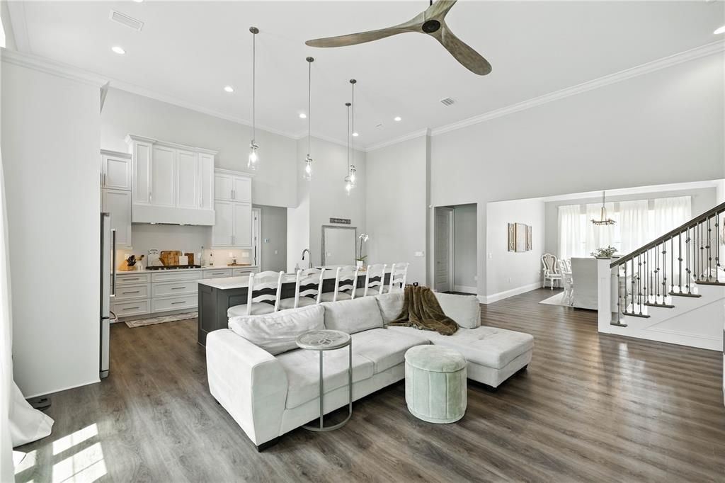 Activo con contrato: $899,900 (4 camas, 3 baños, 3716 Pies cuadrados)