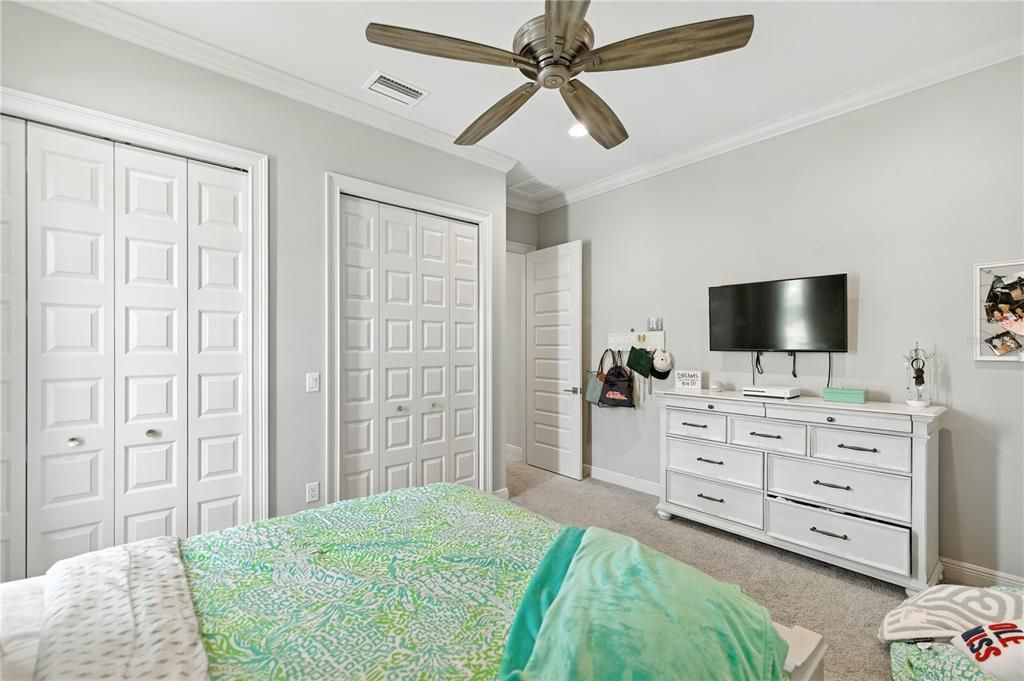 Activo con contrato: $899,900 (4 camas, 3 baños, 3716 Pies cuadrados)