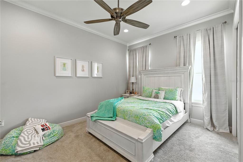 Activo con contrato: $899,900 (4 camas, 3 baños, 3716 Pies cuadrados)