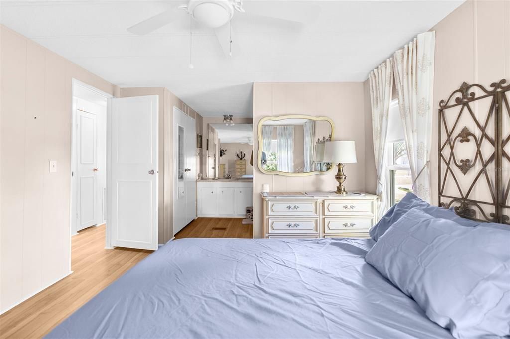 Active With Contract: $163,900 (2 beds, 2 baths, 1181 Square Feet)