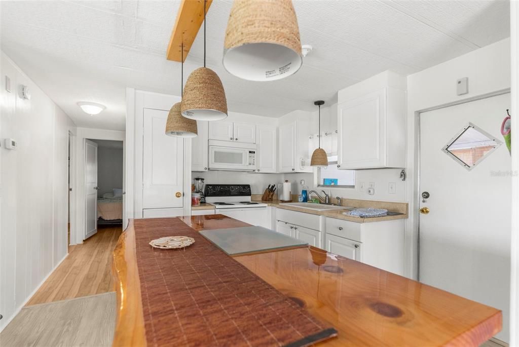 Active With Contract: $163,900 (2 beds, 2 baths, 1181 Square Feet)