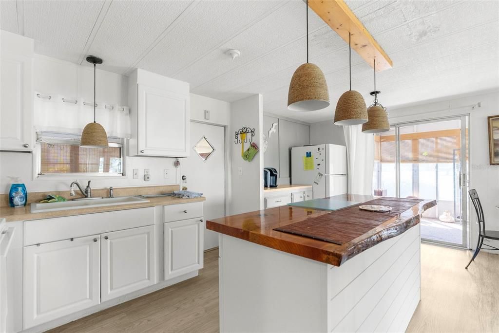 Active With Contract: $163,900 (2 beds, 2 baths, 1181 Square Feet)