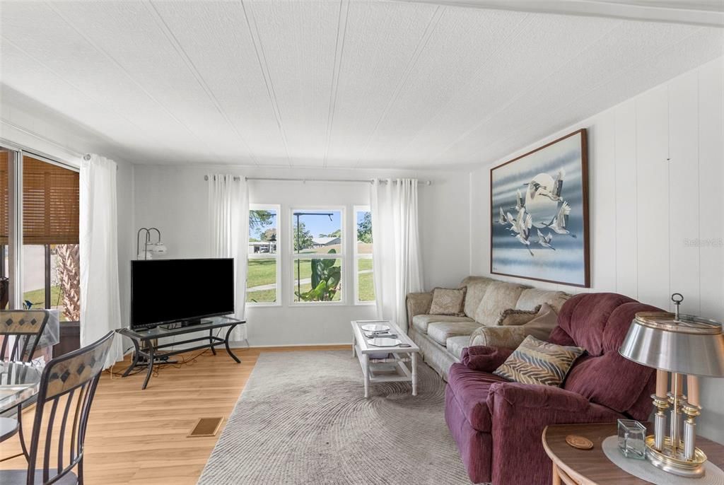 Active With Contract: $163,900 (2 beds, 2 baths, 1181 Square Feet)