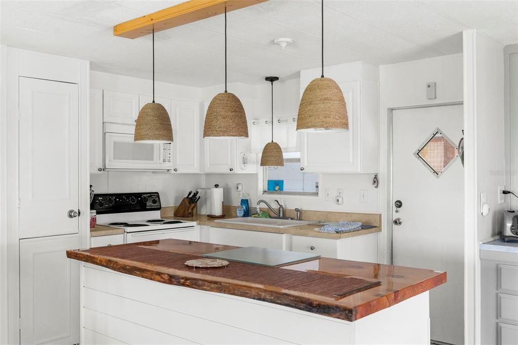 Active With Contract: $163,900 (2 beds, 2 baths, 1181 Square Feet)