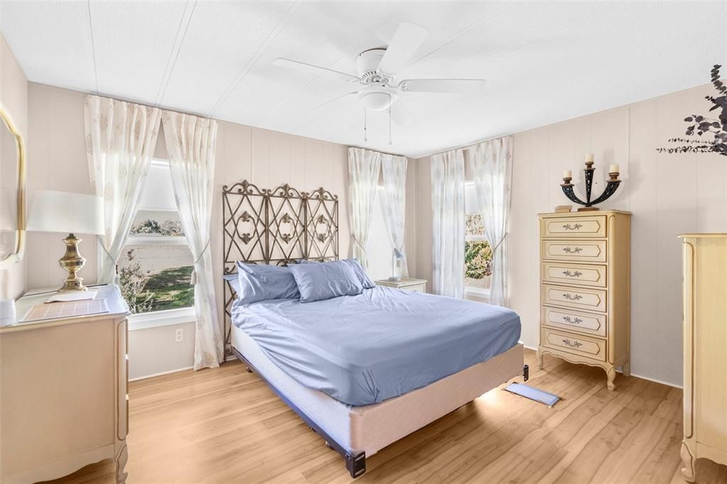 Active With Contract: $163,900 (2 beds, 2 baths, 1181 Square Feet)