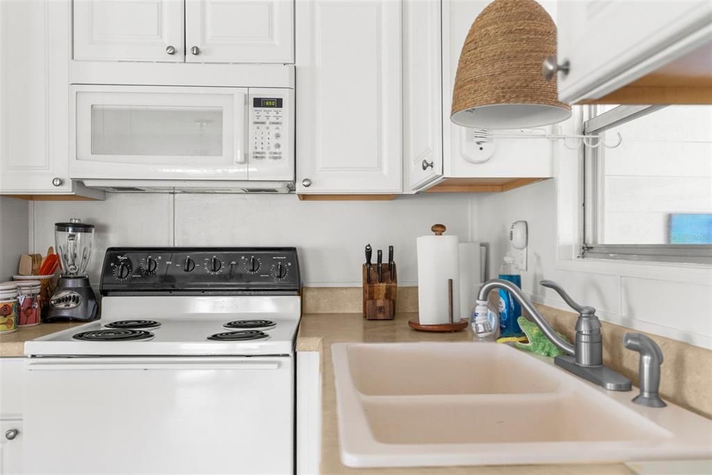 Active With Contract: $163,900 (2 beds, 2 baths, 1181 Square Feet)