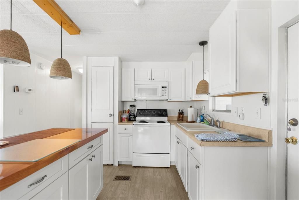 Active With Contract: $163,900 (2 beds, 2 baths, 1181 Square Feet)