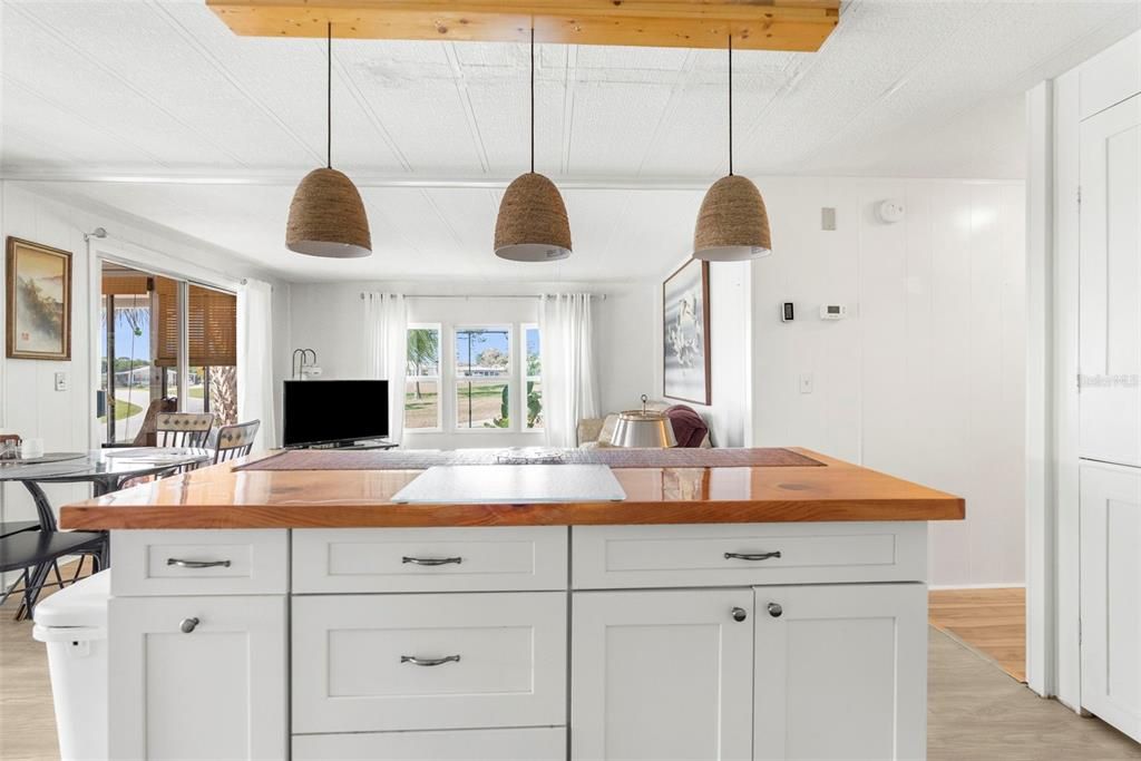 Active With Contract: $163,900 (2 beds, 2 baths, 1181 Square Feet)