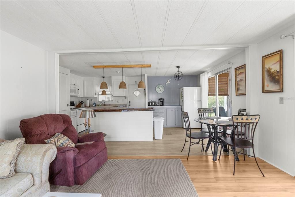 Active With Contract: $163,900 (2 beds, 2 baths, 1181 Square Feet)