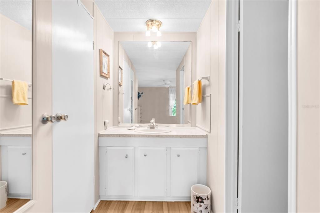 Active With Contract: $163,900 (2 beds, 2 baths, 1181 Square Feet)