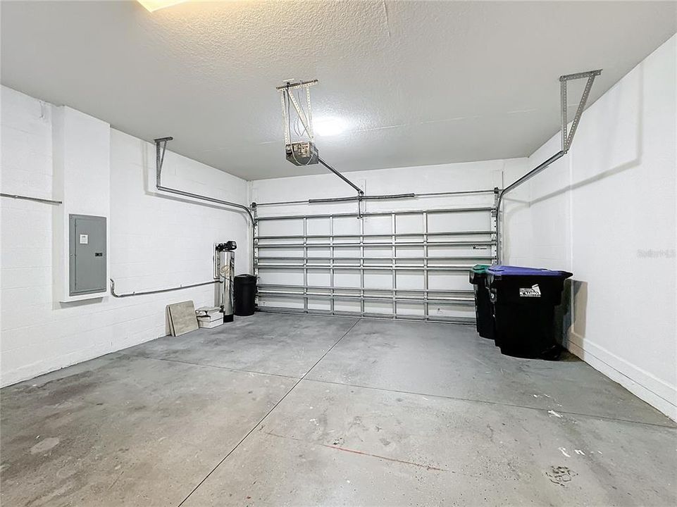 Active With Contract: $3,300 (3 beds, 2 baths, 1910 Square Feet)