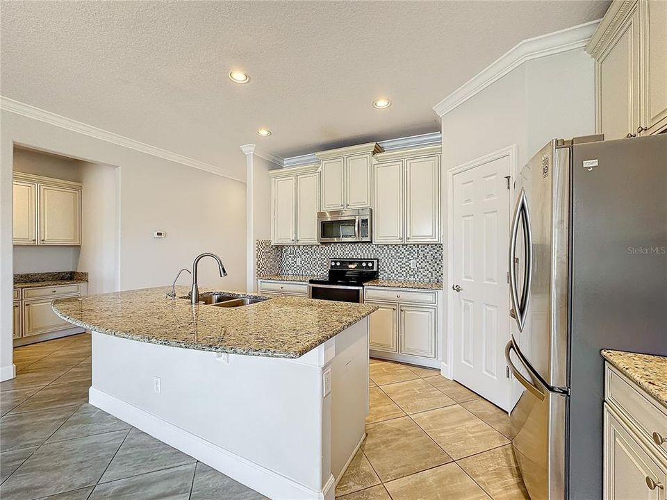 Active With Contract: $3,300 (3 beds, 2 baths, 1910 Square Feet)