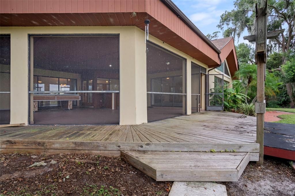 Activo con contrato: $995,000 (4 camas, 3 baños, 4928 Pies cuadrados)