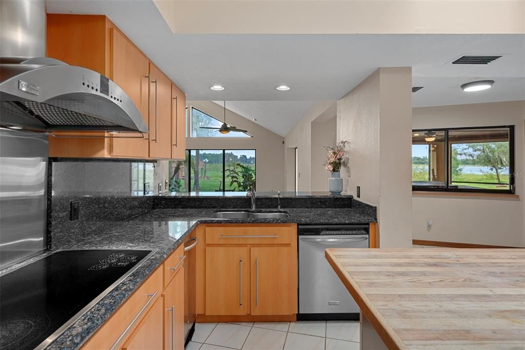 Activo con contrato: $995,000 (4 camas, 3 baños, 4928 Pies cuadrados)