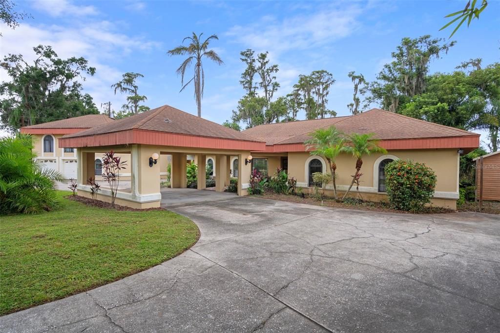 Activo con contrato: $995,000 (4 camas, 3 baños, 4928 Pies cuadrados)