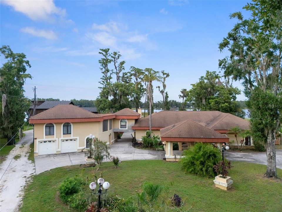 Activo con contrato: $995,000 (4 camas, 3 baños, 4928 Pies cuadrados)