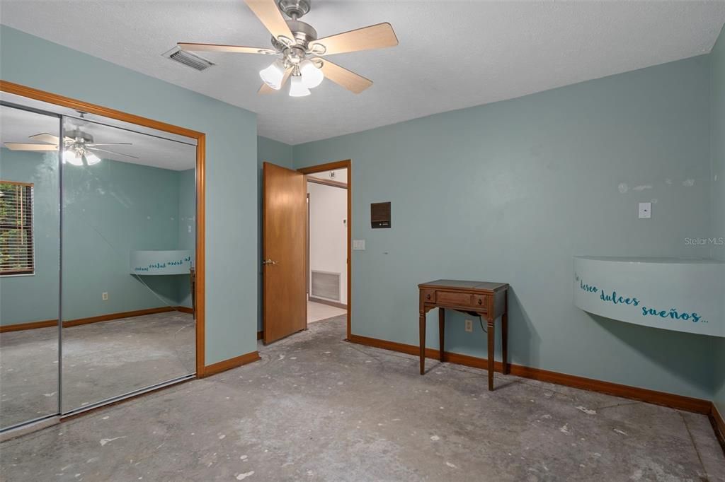 Activo con contrato: $995,000 (4 camas, 3 baños, 4928 Pies cuadrados)