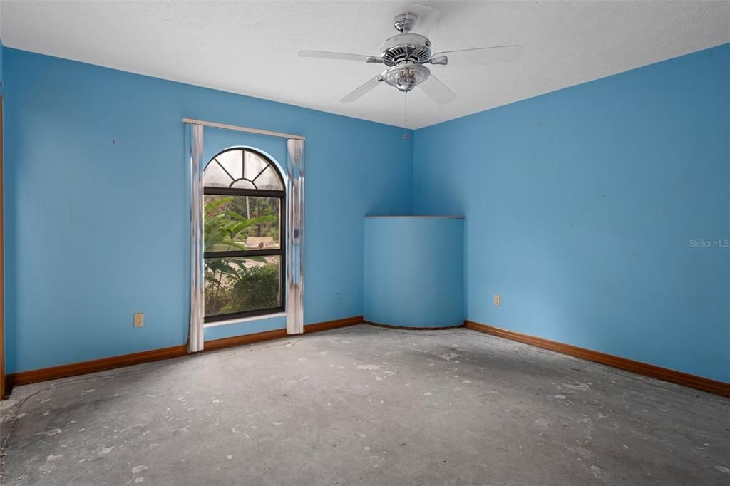 Activo con contrato: $995,000 (4 camas, 3 baños, 4928 Pies cuadrados)