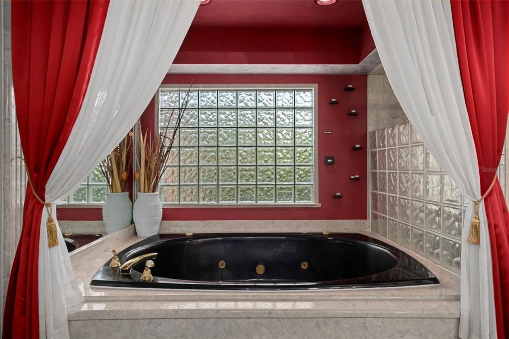 Activo con contrato: $995,000 (4 camas, 3 baños, 4928 Pies cuadrados)