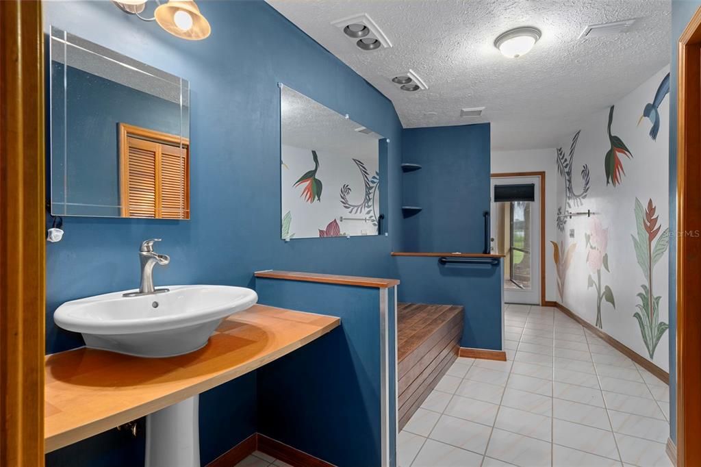 Activo con contrato: $995,000 (4 camas, 3 baños, 4928 Pies cuadrados)