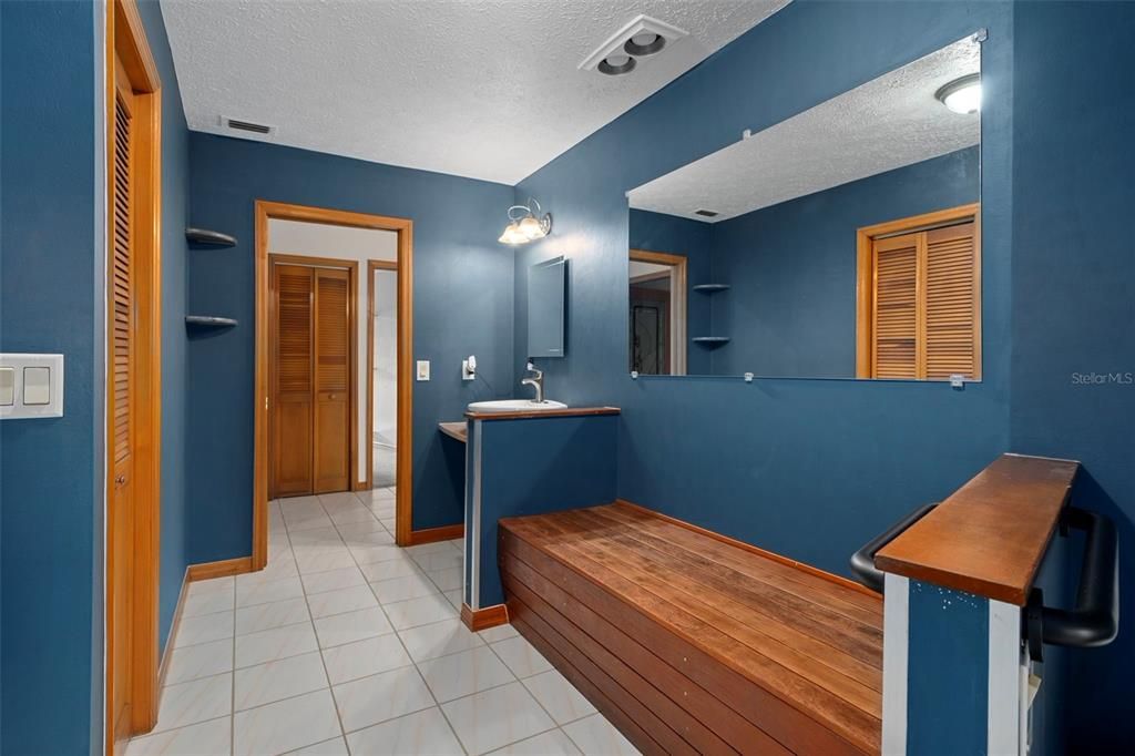 Activo con contrato: $995,000 (4 camas, 3 baños, 4928 Pies cuadrados)