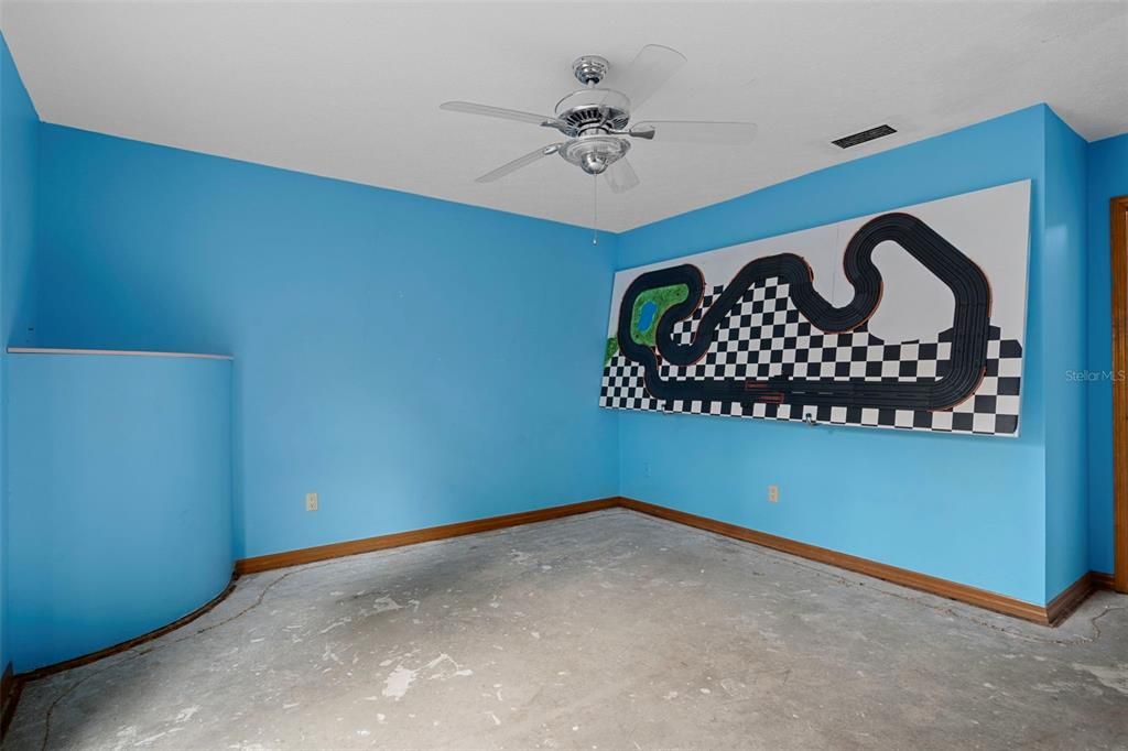 Activo con contrato: $995,000 (4 camas, 3 baños, 4928 Pies cuadrados)