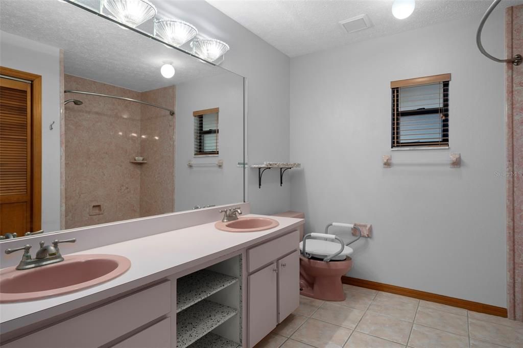 Activo con contrato: $995,000 (4 camas, 3 baños, 4928 Pies cuadrados)