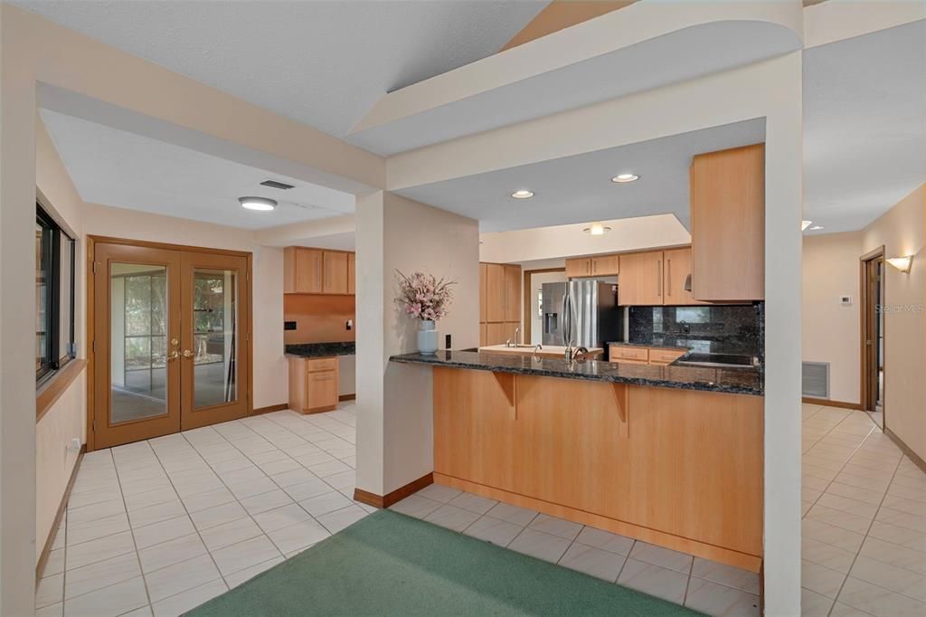 Activo con contrato: $995,000 (4 camas, 3 baños, 4928 Pies cuadrados)