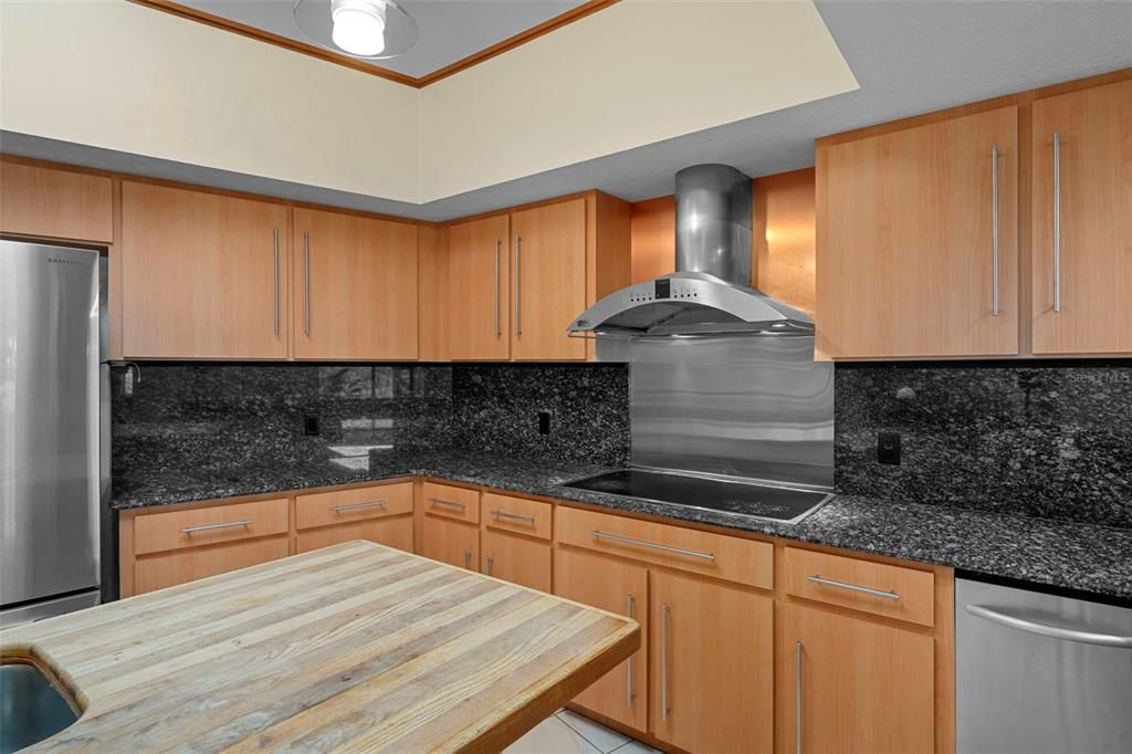 Activo con contrato: $995,000 (4 camas, 3 baños, 4928 Pies cuadrados)