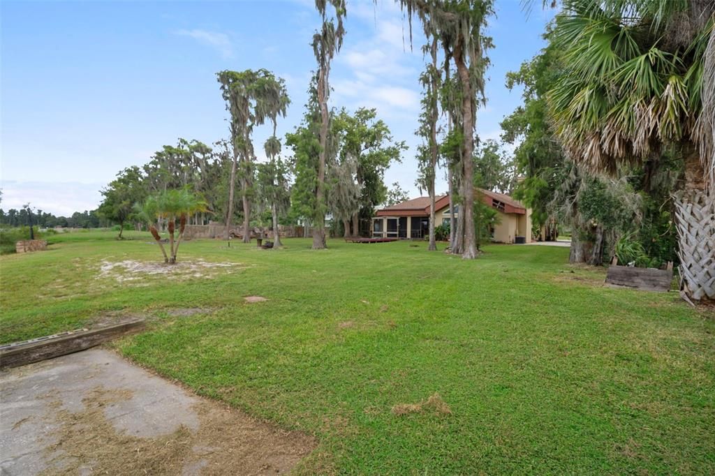 Activo con contrato: $995,000 (4 camas, 3 baños, 4928 Pies cuadrados)