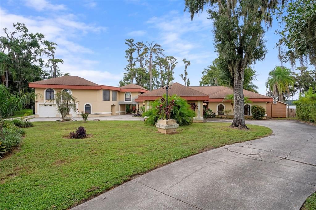 Activo con contrato: $995,000 (4 camas, 3 baños, 4928 Pies cuadrados)