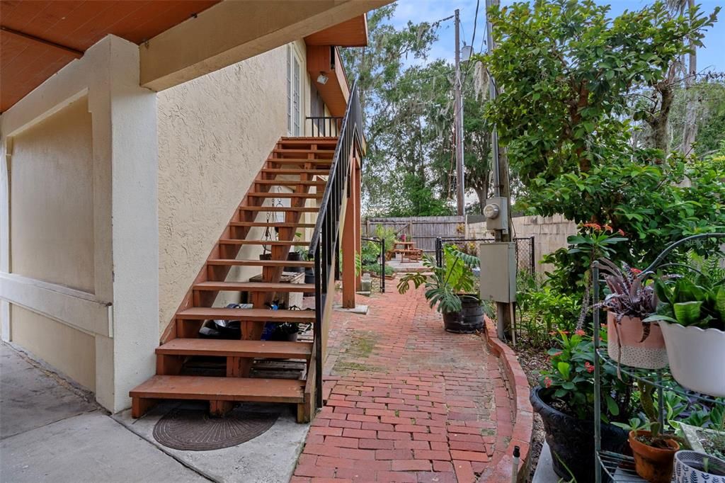 Activo con contrato: $995,000 (4 camas, 3 baños, 4928 Pies cuadrados)