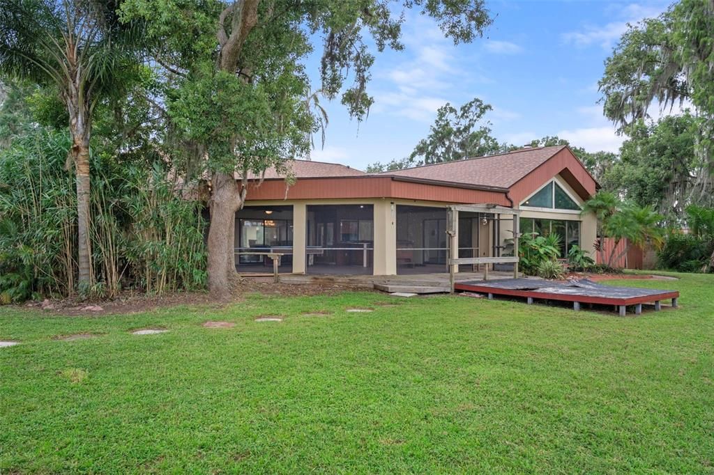 Activo con contrato: $995,000 (4 camas, 3 baños, 4928 Pies cuadrados)