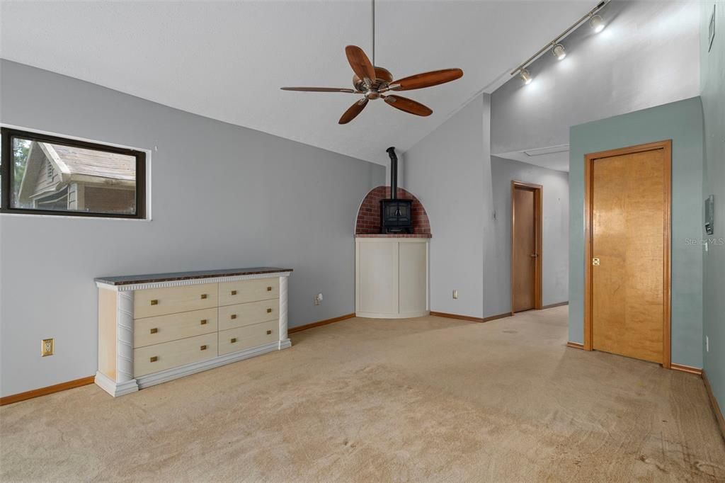 Activo con contrato: $995,000 (4 camas, 3 baños, 4928 Pies cuadrados)