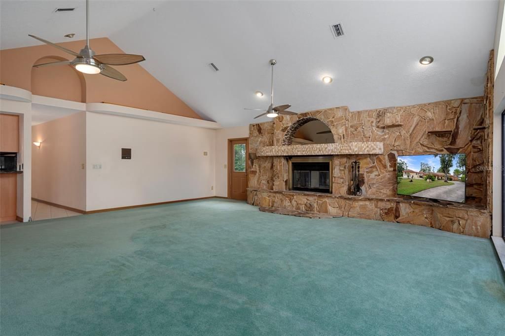 Activo con contrato: $995,000 (4 camas, 3 baños, 4928 Pies cuadrados)