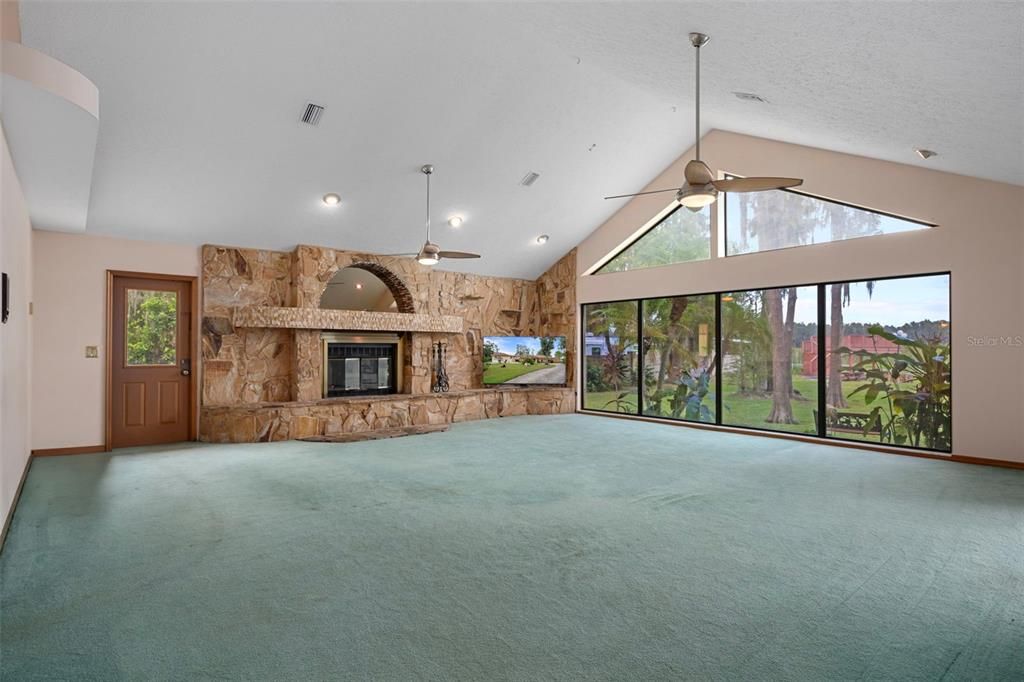 Activo con contrato: $995,000 (4 camas, 3 baños, 4928 Pies cuadrados)