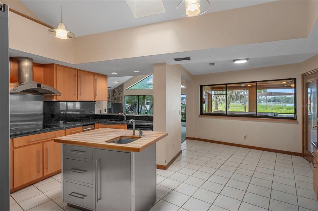 Activo con contrato: $995,000 (4 camas, 3 baños, 4928 Pies cuadrados)