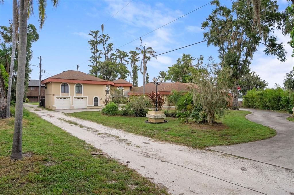 Activo con contrato: $995,000 (4 camas, 3 baños, 4928 Pies cuadrados)