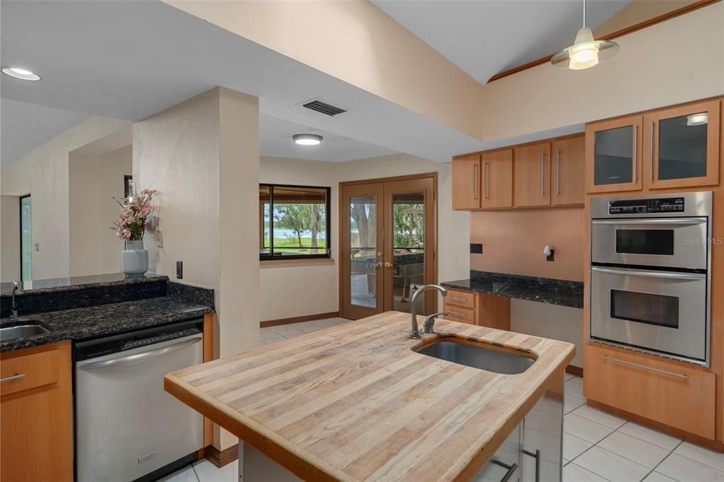 Activo con contrato: $995,000 (4 camas, 3 baños, 4928 Pies cuadrados)