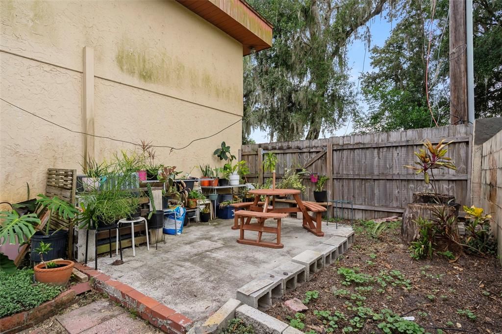 Activo con contrato: $995,000 (4 camas, 3 baños, 4928 Pies cuadrados)