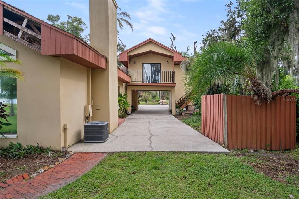 Activo con contrato: $995,000 (4 camas, 3 baños, 4928 Pies cuadrados)