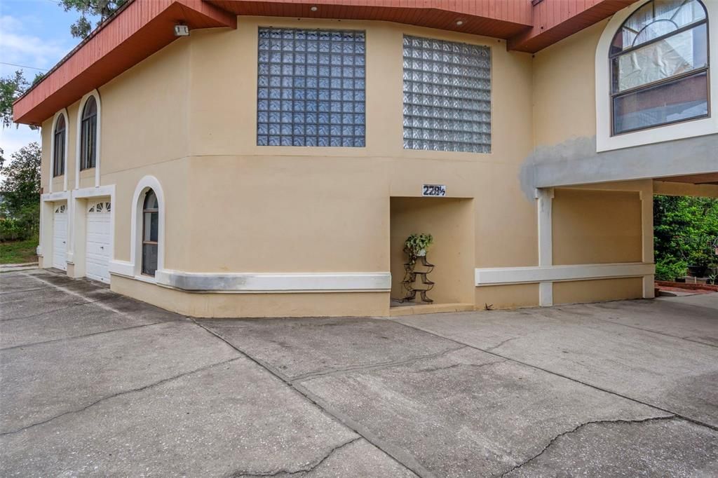 Activo con contrato: $995,000 (4 camas, 3 baños, 4928 Pies cuadrados)