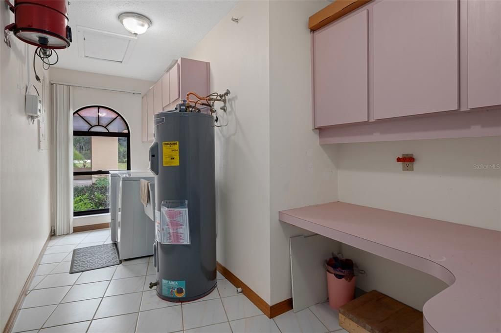 Activo con contrato: $995,000 (4 camas, 3 baños, 4928 Pies cuadrados)