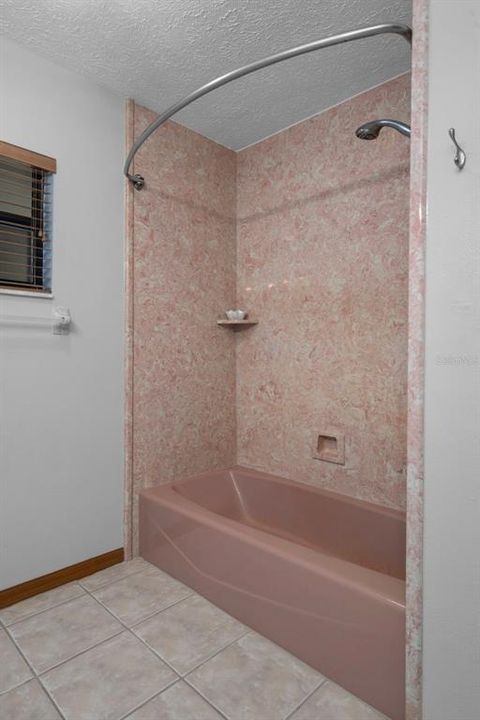 Activo con contrato: $995,000 (4 camas, 3 baños, 4928 Pies cuadrados)