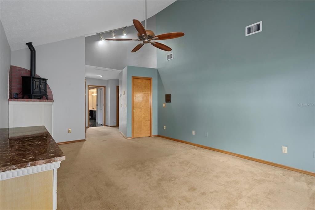 Activo con contrato: $995,000 (4 camas, 3 baños, 4928 Pies cuadrados)