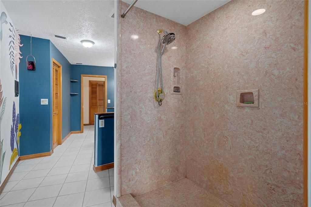 Activo con contrato: $995,000 (4 camas, 3 baños, 4928 Pies cuadrados)