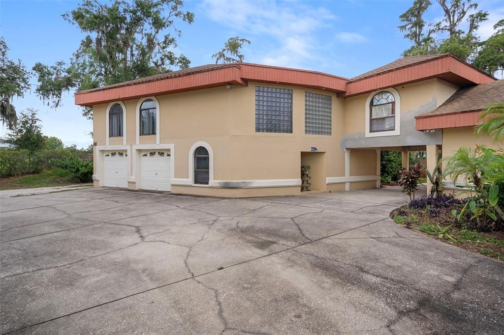 Activo con contrato: $995,000 (4 camas, 3 baños, 4928 Pies cuadrados)