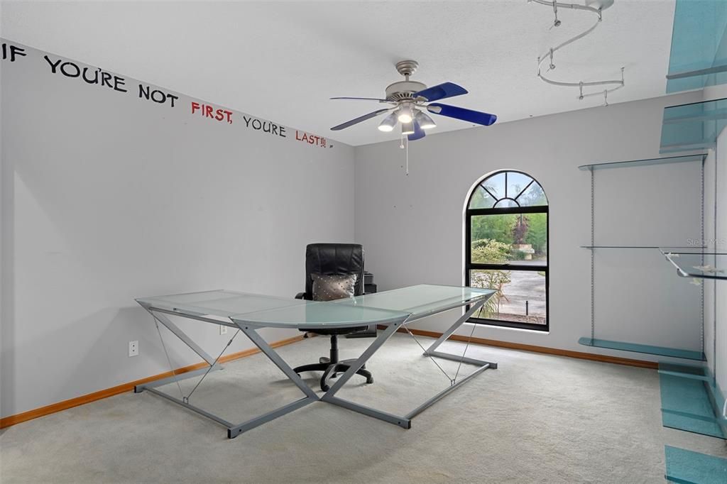 Activo con contrato: $995,000 (4 camas, 3 baños, 4928 Pies cuadrados)